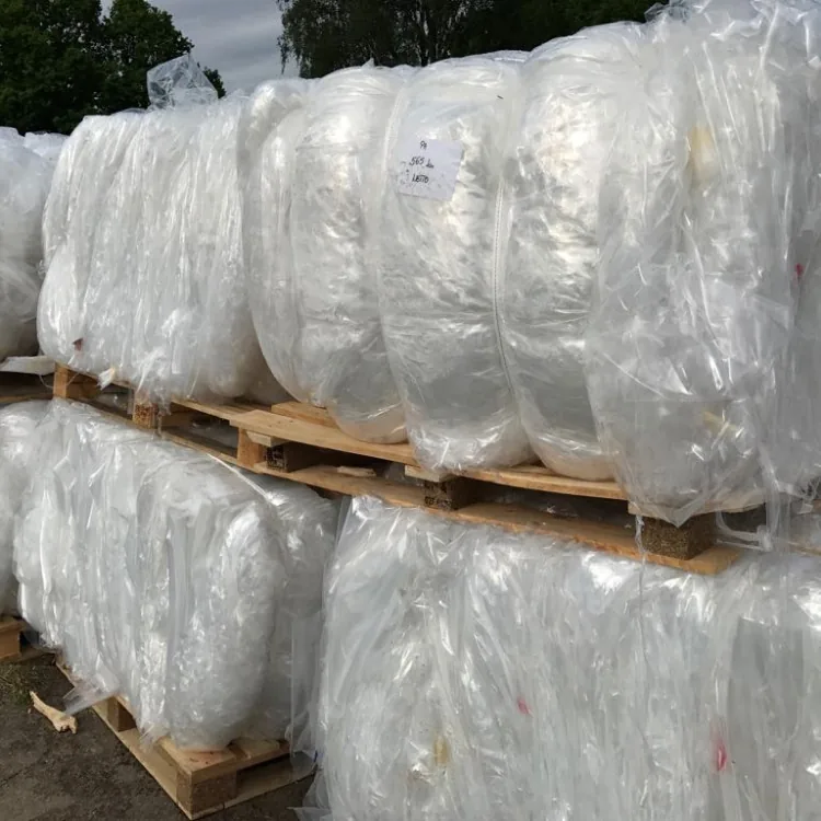 Paletler üzerinde istiflenmiş şeffaf LDPE film balyaları